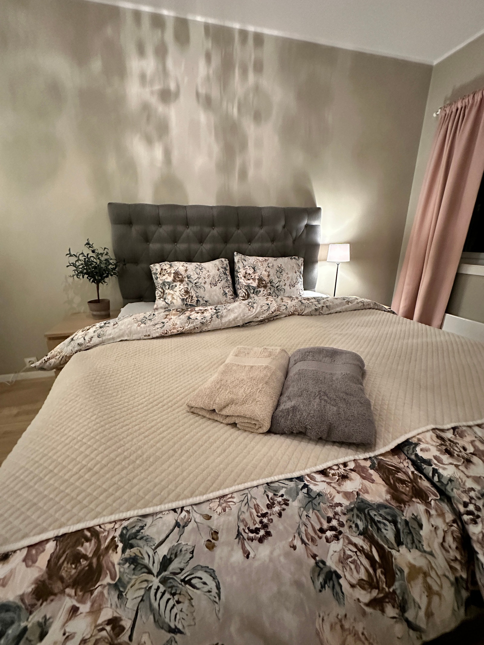 Soverom med store garderobe Galleribilde