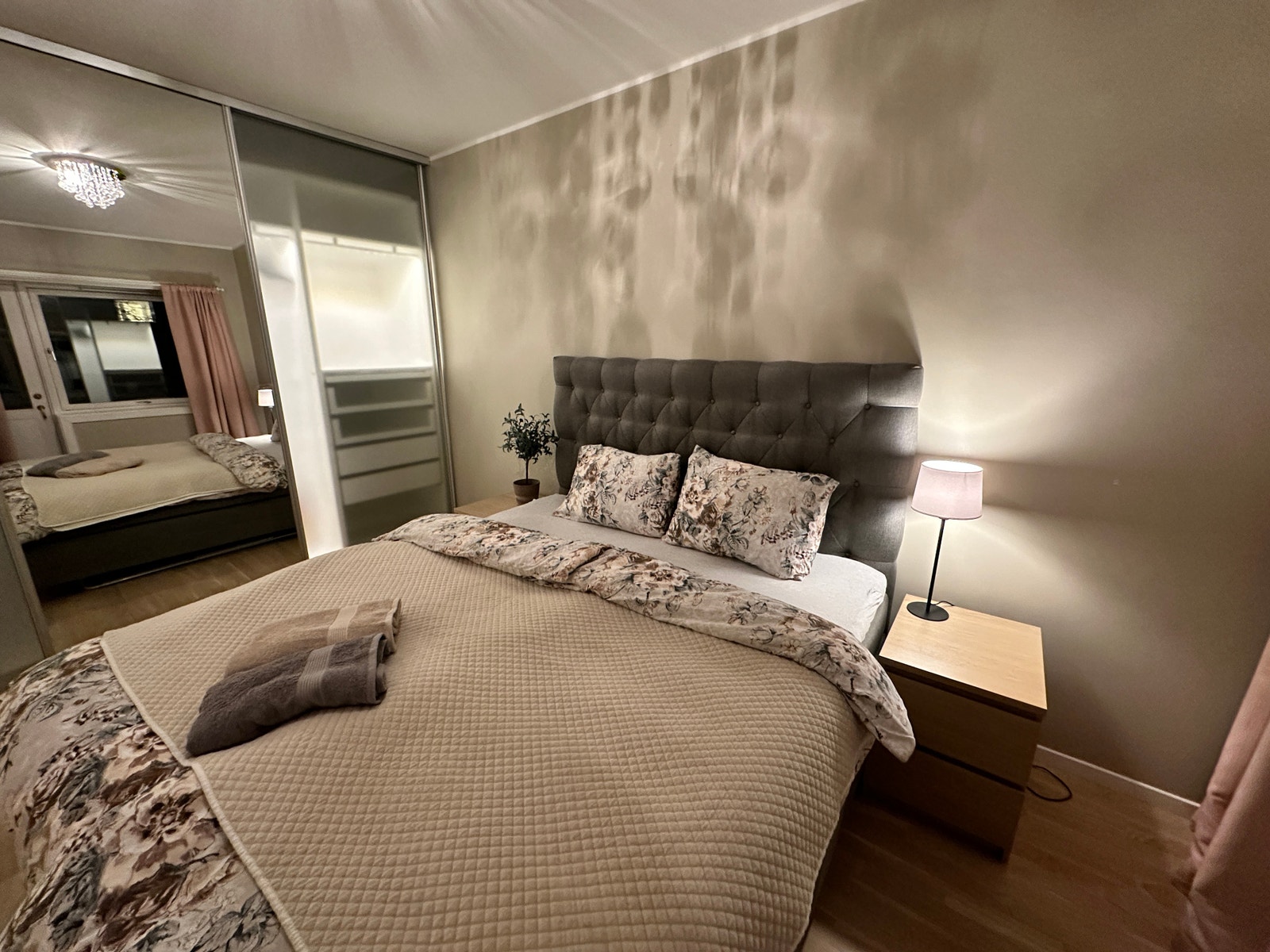 Soverom med stor garderobe Galleribilde