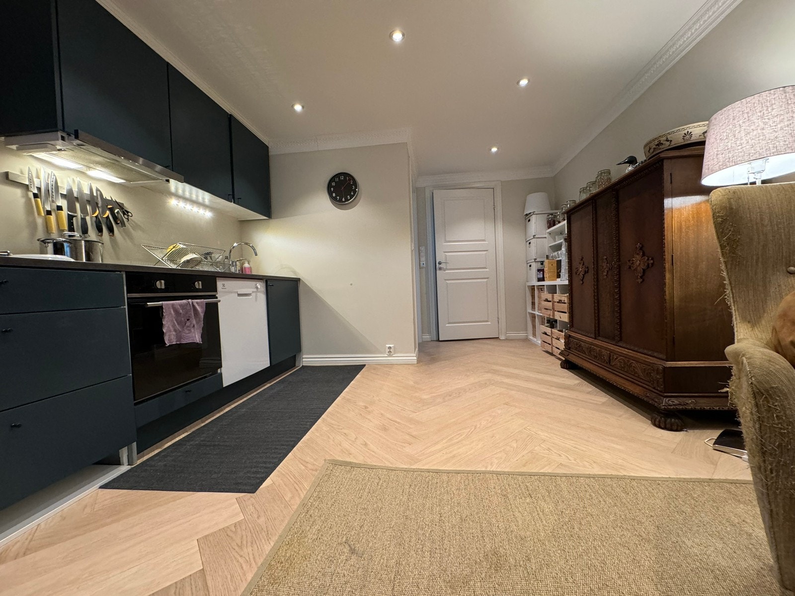 Kjøkken og stuen - Leietakers ting Galleribilde