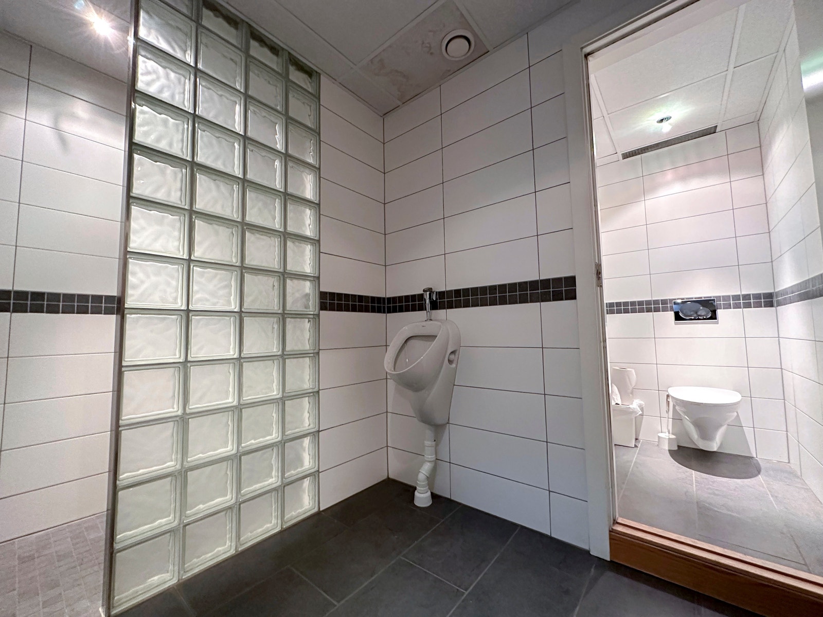 Dusj, toalett og urinal i tilknytning til garderobe (verksted/lager) Galleribilde