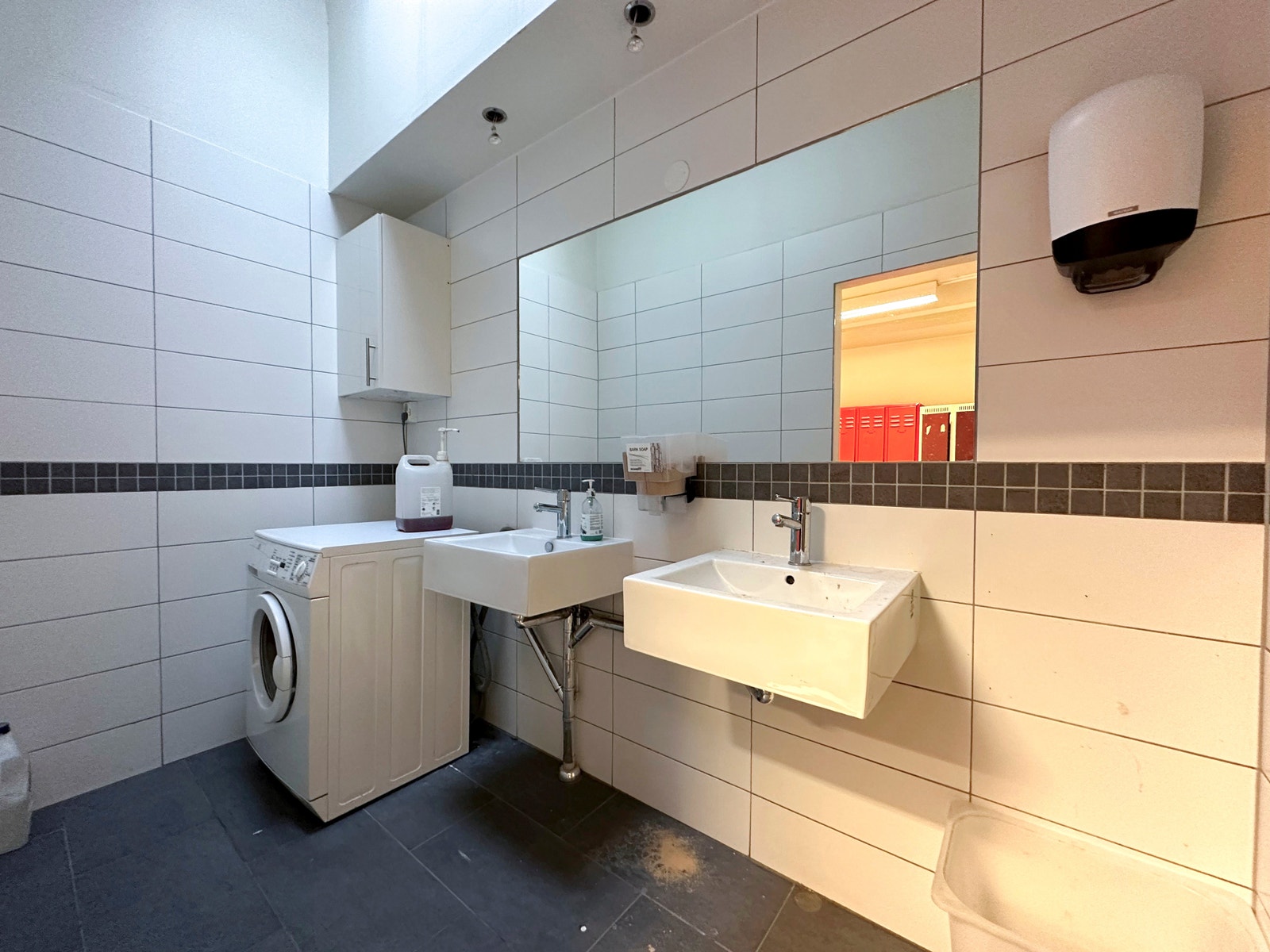 Bad i tilknytning til garderobe (verksted/lager) Galleribilde