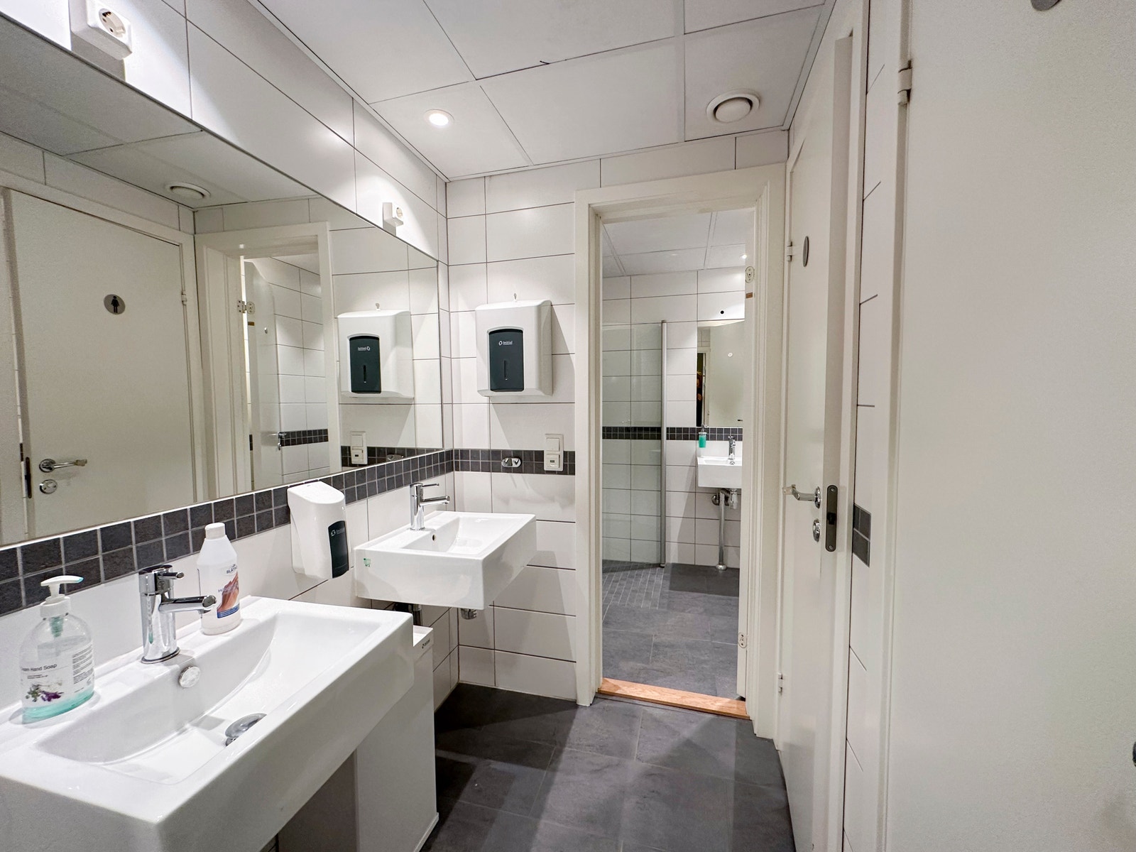 Bad med dusj og to toaletter Galleribilde