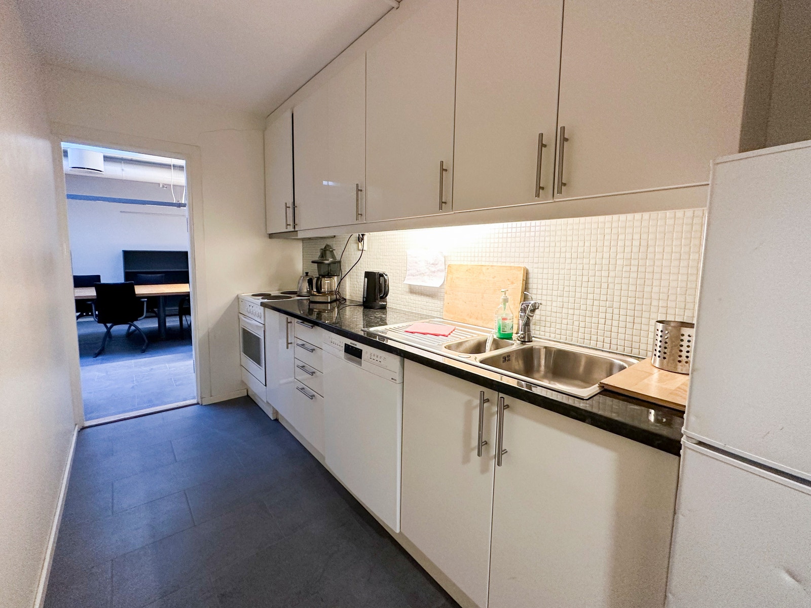 Kjøkken med hvitevarer Galleribilde