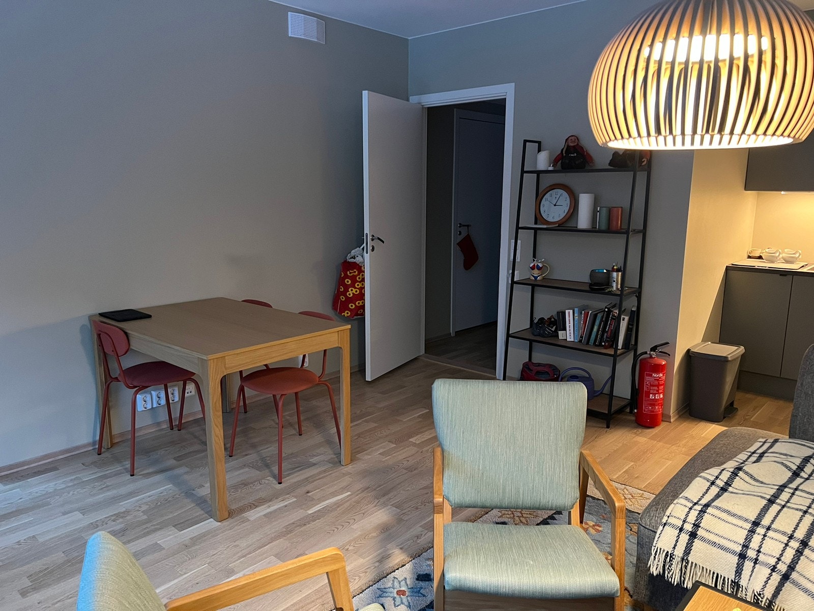 Spisebord, fire stoler Galleribilde