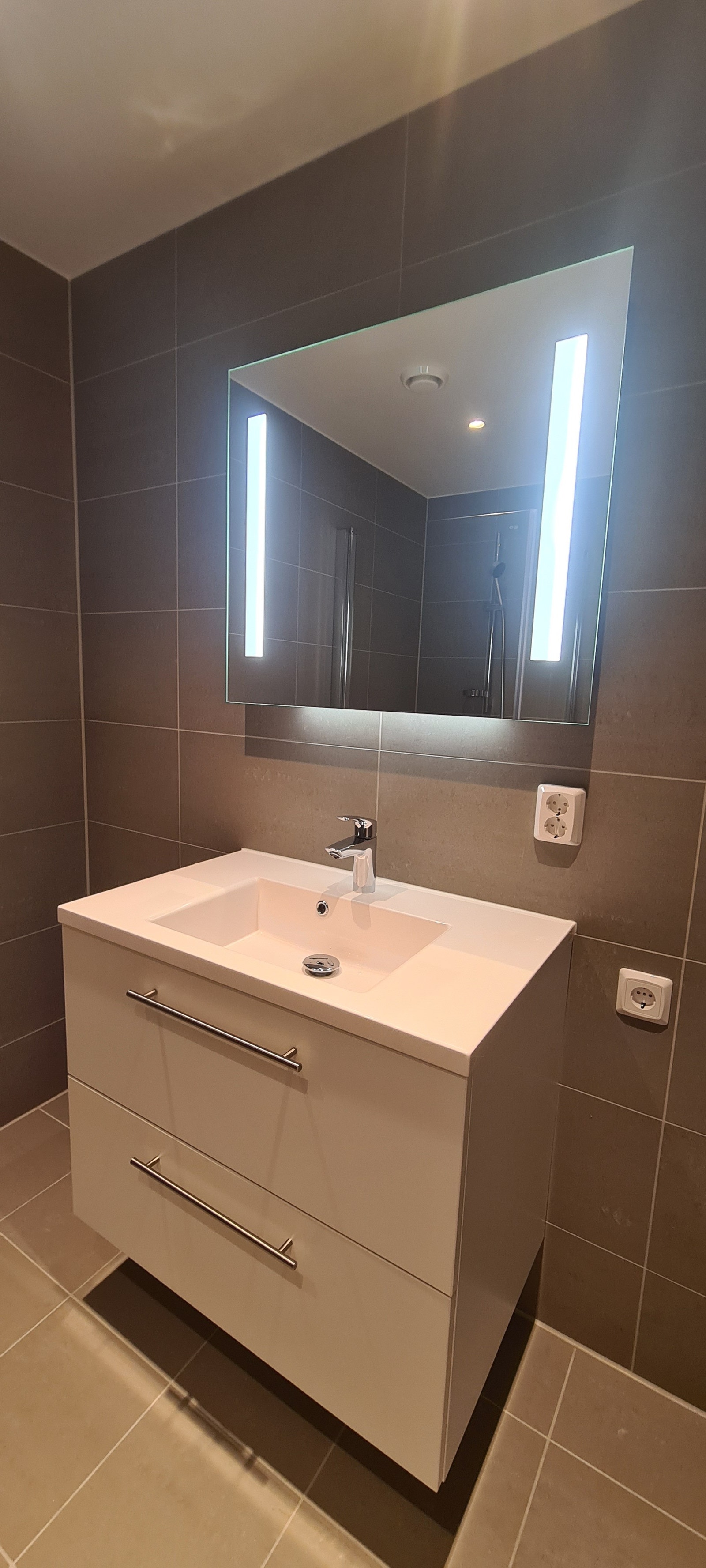 bilder av bad er fra annen leilighet, fliser og innredning er likt Galleribilde