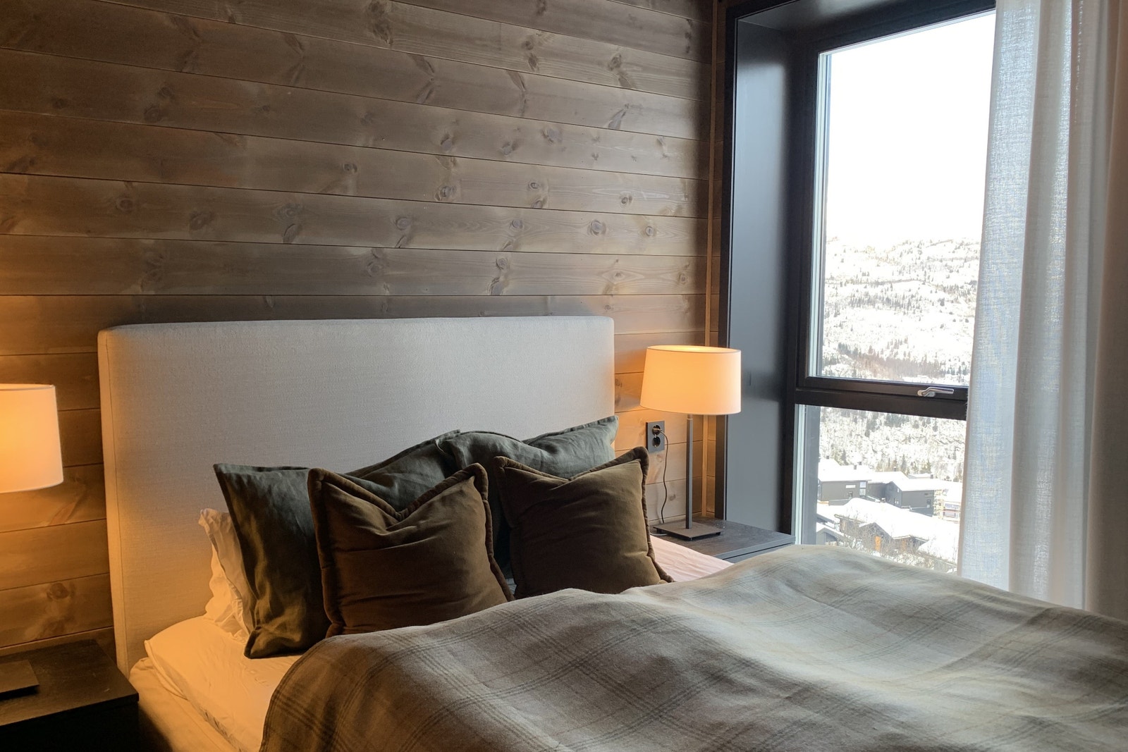 Her våkner til utsikten over dalen og skibakken Galleribilde