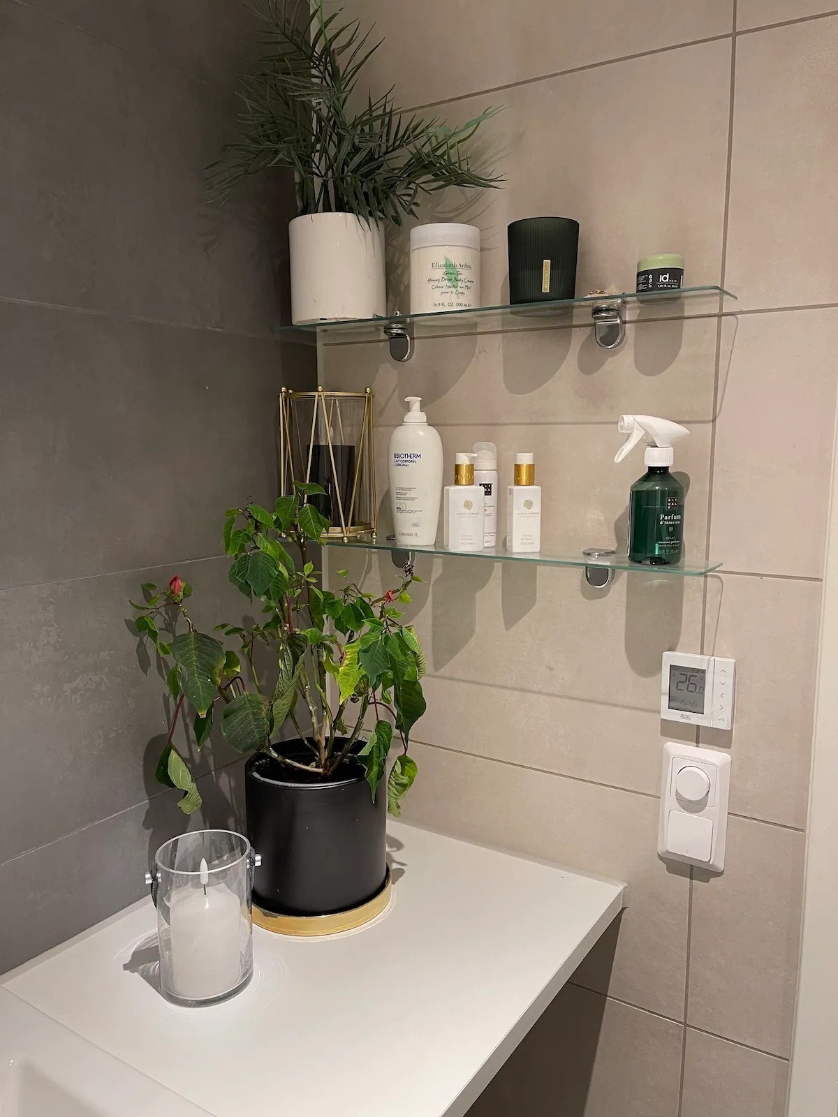 Stort bad på 5 kvm dusj med innslåtte dusjvegger og god skapplass. Her finner du også Vaskemaskin og Tørketrommel Galleribilde