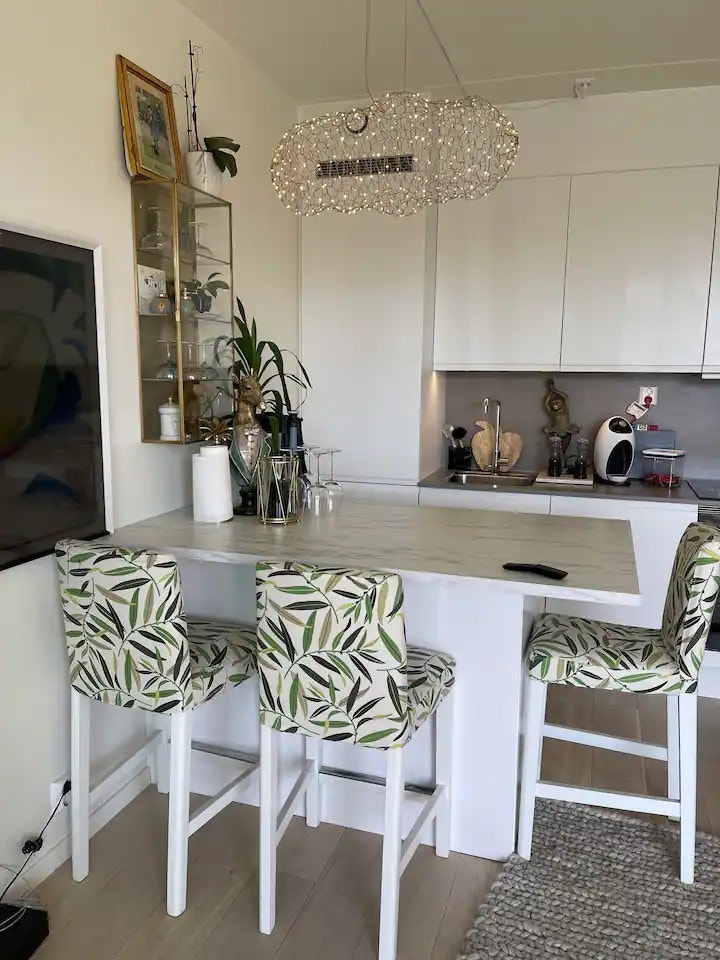 Kjøkken baren med god skapplass Galleribilde