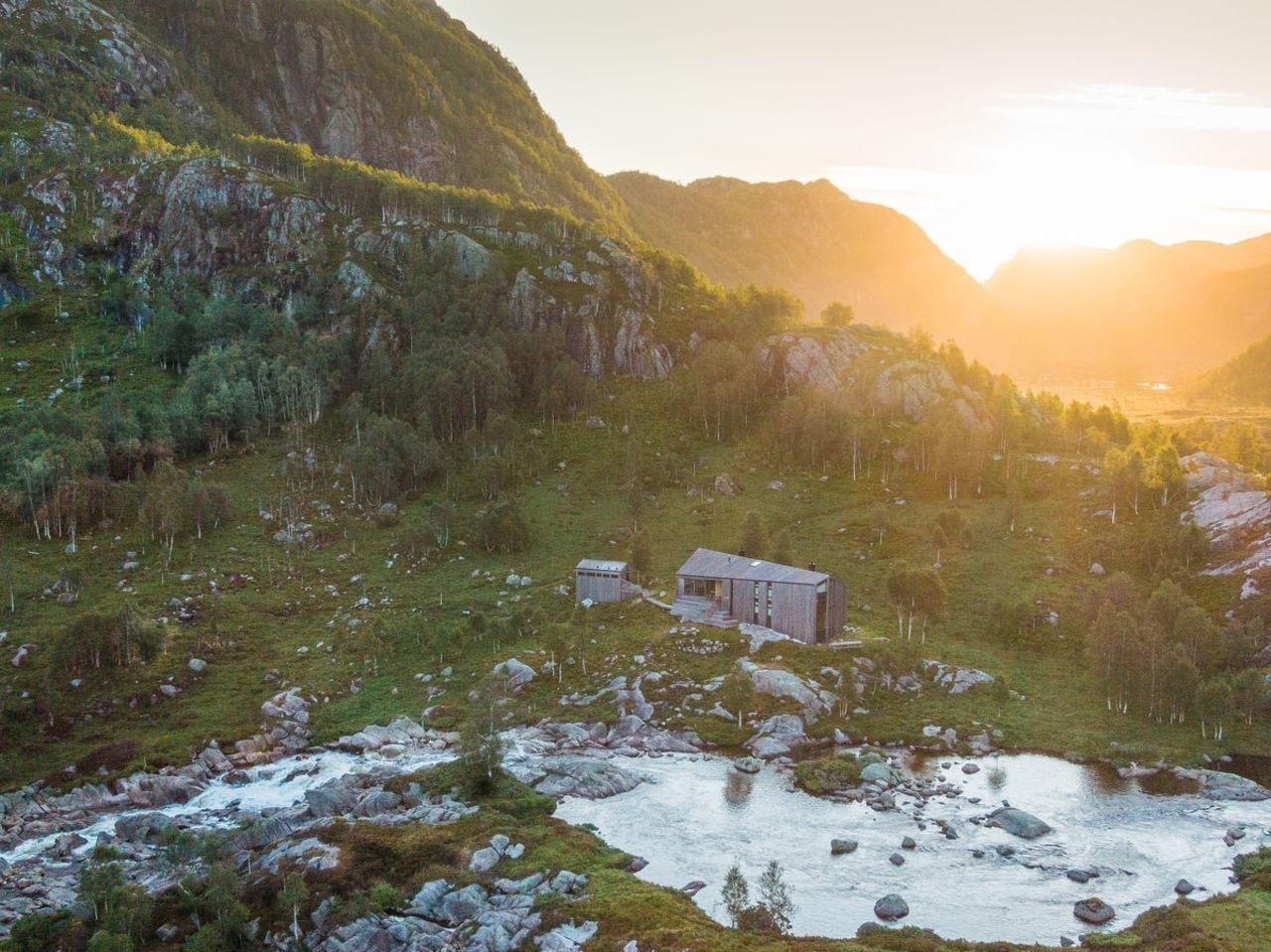 Stavtjørn er et perfekt startpunkt for å besøke DNT sine turisthytter Kvitlen og Støle. Foto: Jonas Olsvik og Kevin Molstad Galleribilde