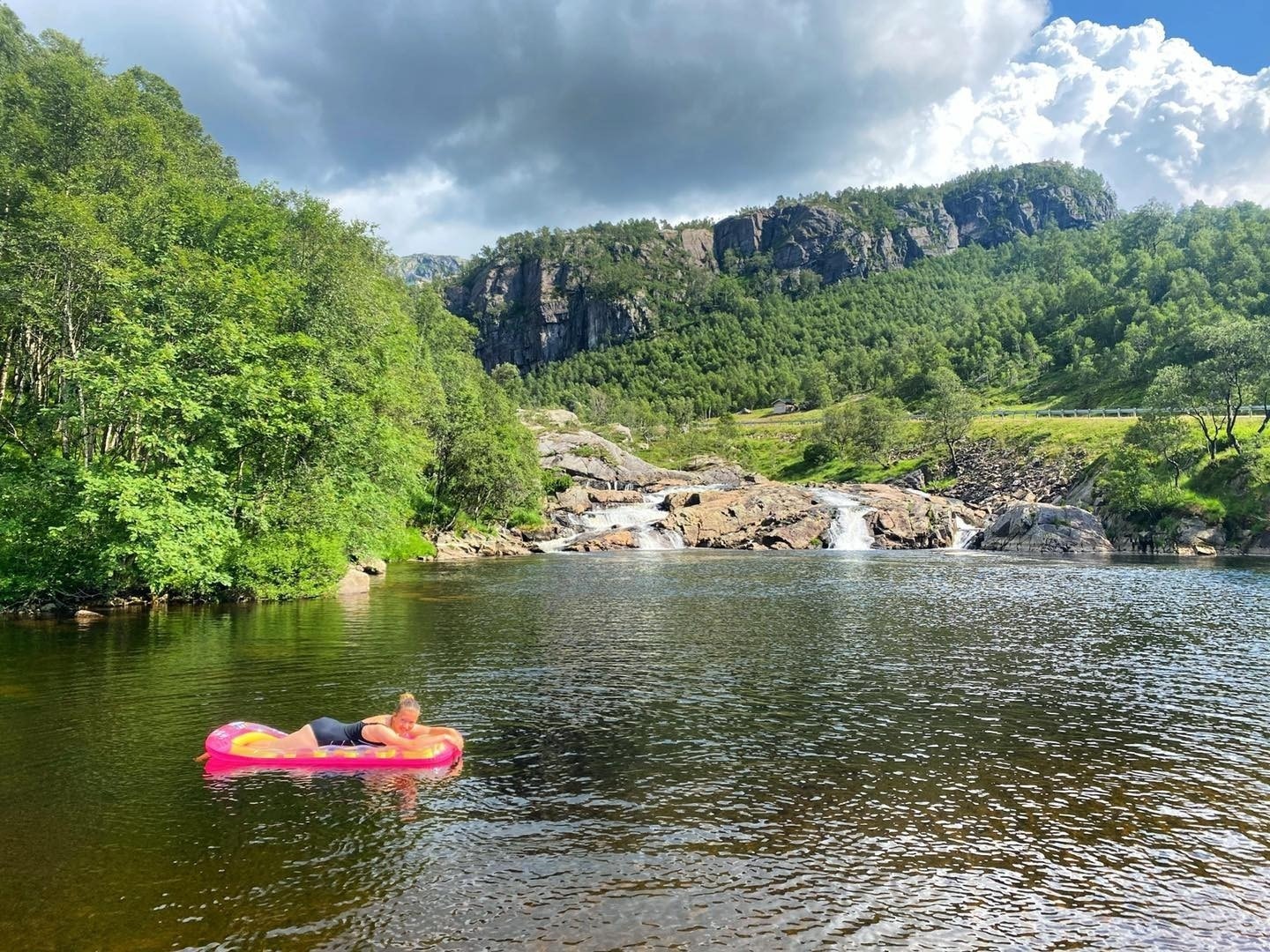Grøttelandsfossen ligger i gangavstand fra hyttene Galleribilde