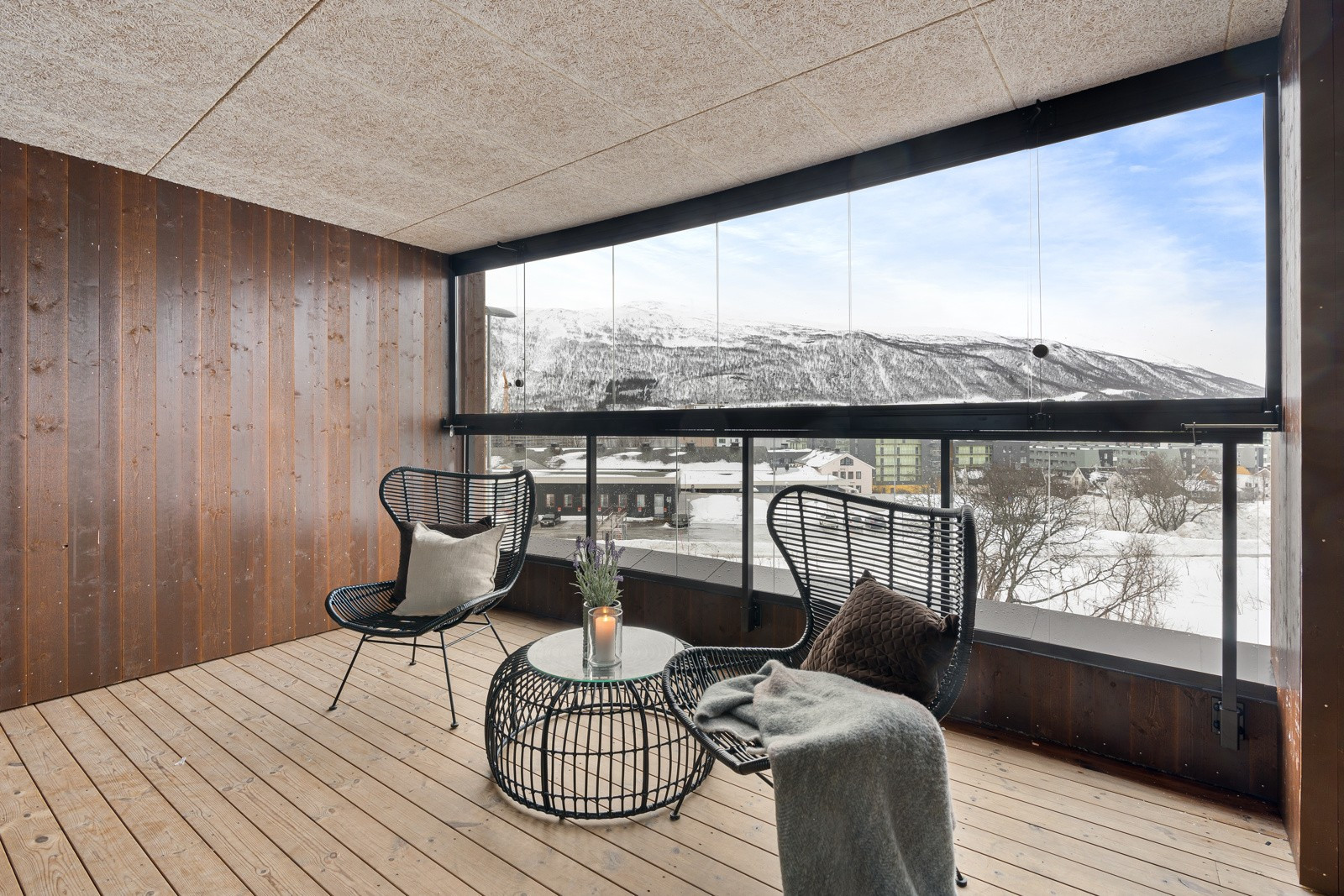 Glassveggen kan åpnes opp, og du har flott utsikt mot innseilingen til Tromsø i sør. Leiligheten ligger i byggets 3.etasje.