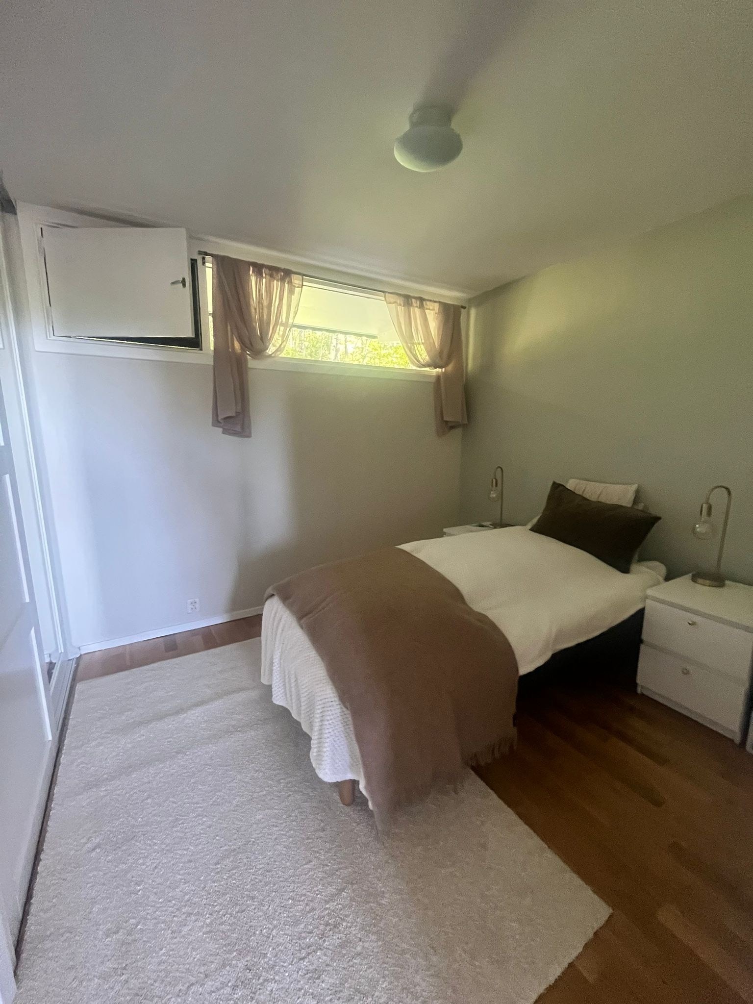 Stort garderobeskap på soverom og gang for god skapplass Galleribilde