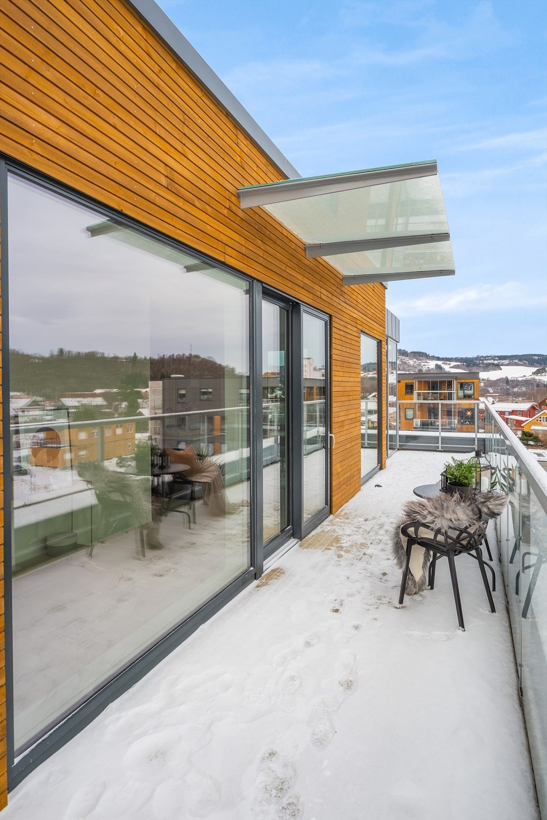 Fra balkongen har man fantastisk utsikt og rikelig med gode solforhold store deler av dagen Galleribilde