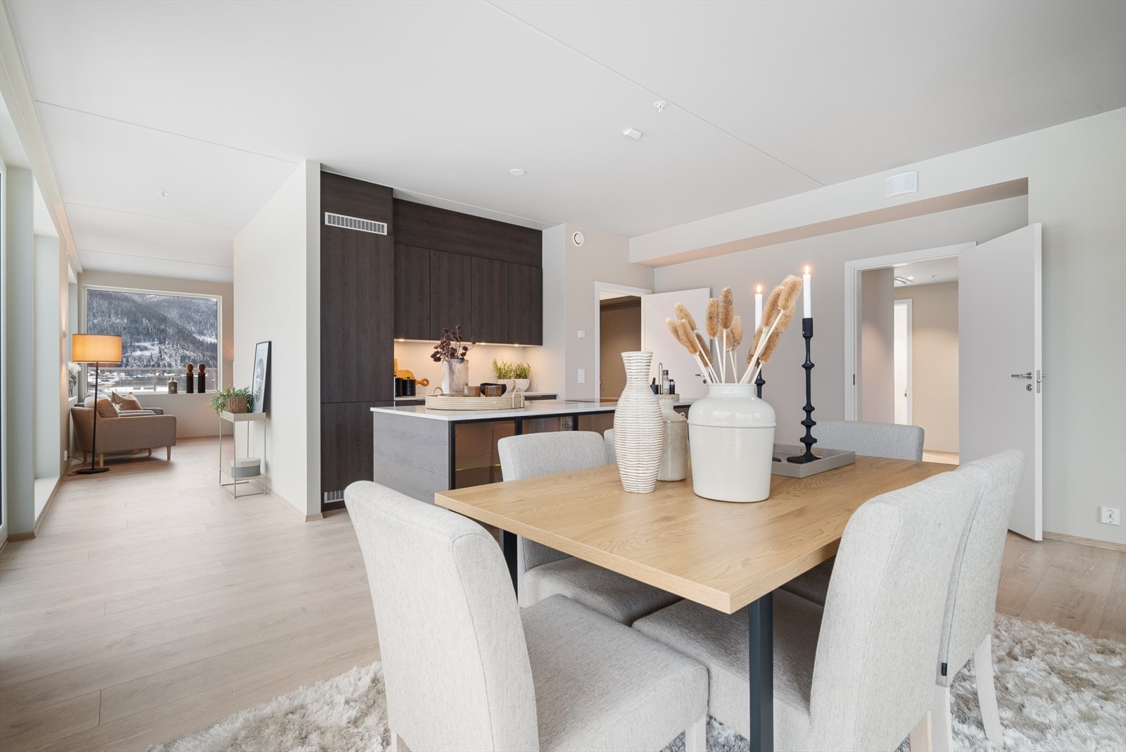 Den gode planløsningen gir naturlig rom for en spisegruppe. Galleribilde