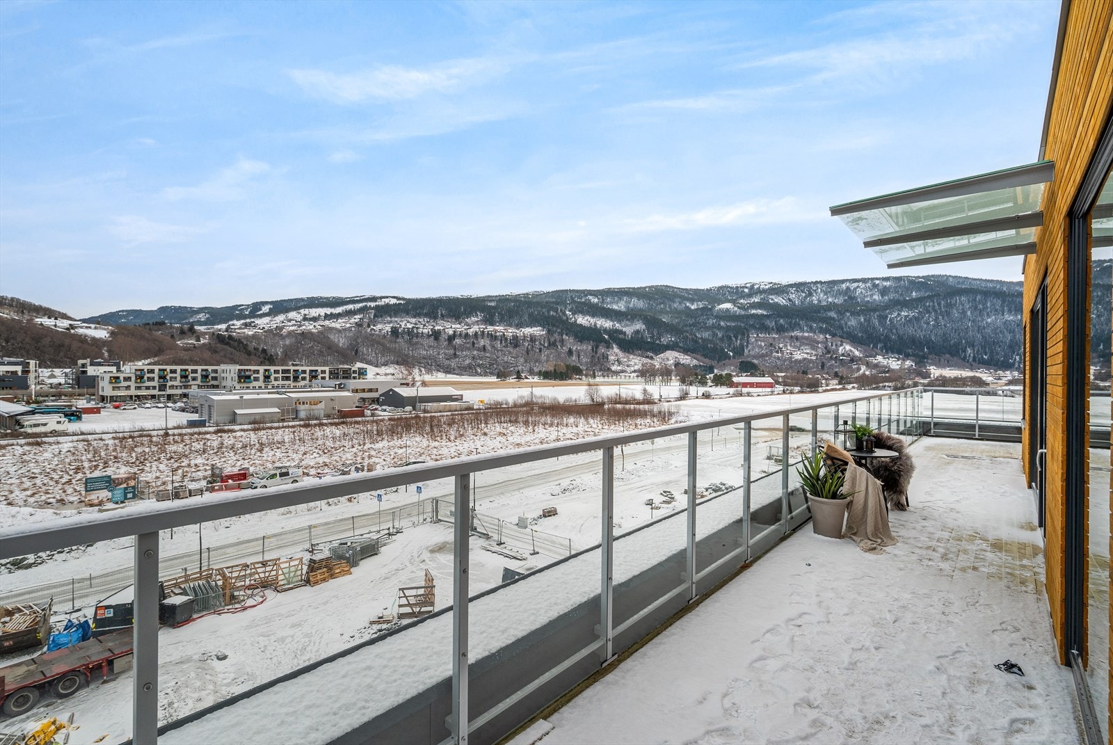 Balkongen er på ca. 46,7 kvm Galleribilde