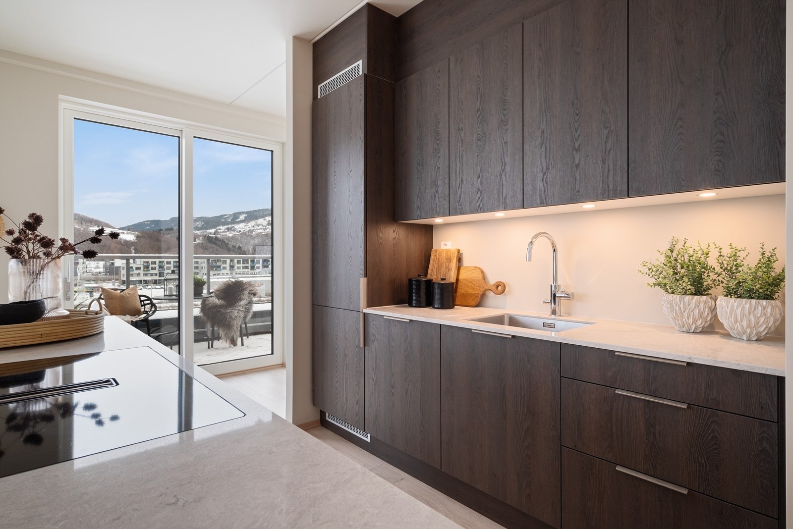 Fra kjøkkensonen har man direkte utgang til balkongen Galleribilde