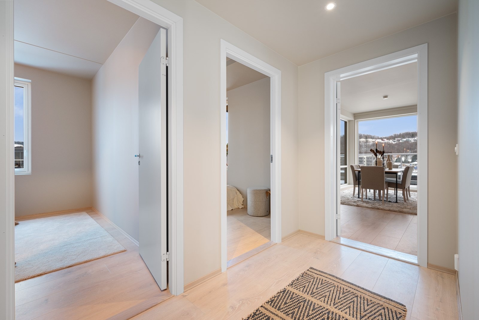 Ene badet ligger i enkel tilknytning til soverommene Galleribilde