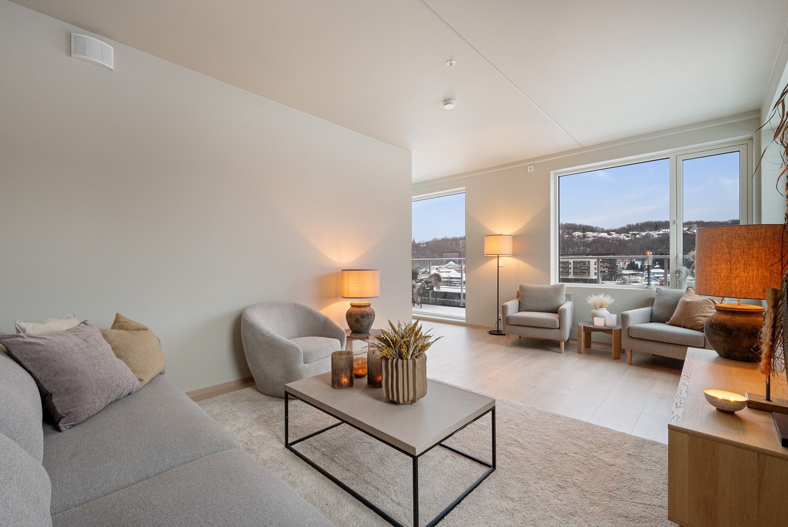 De gode vindusflatene sørger for en herlig atmosfære inne i leiligheten Galleribilde