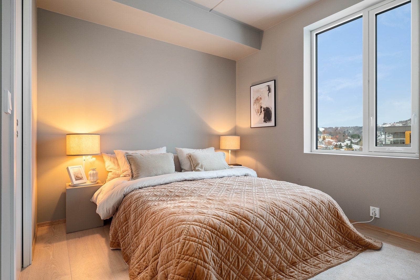 Hovedsoverommet har tilgang til egen walk-in garderobe Galleribilde