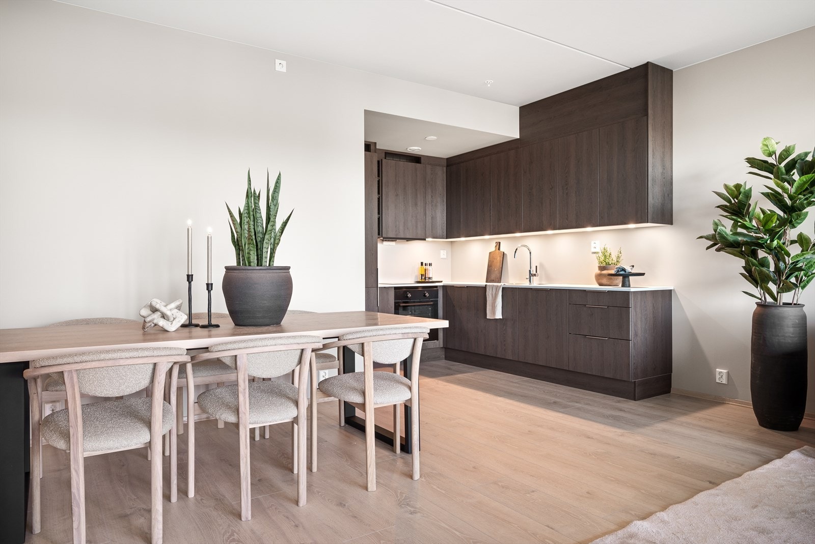 Planløsningen gir naturlig rom for en spisegruppe Galleribilde