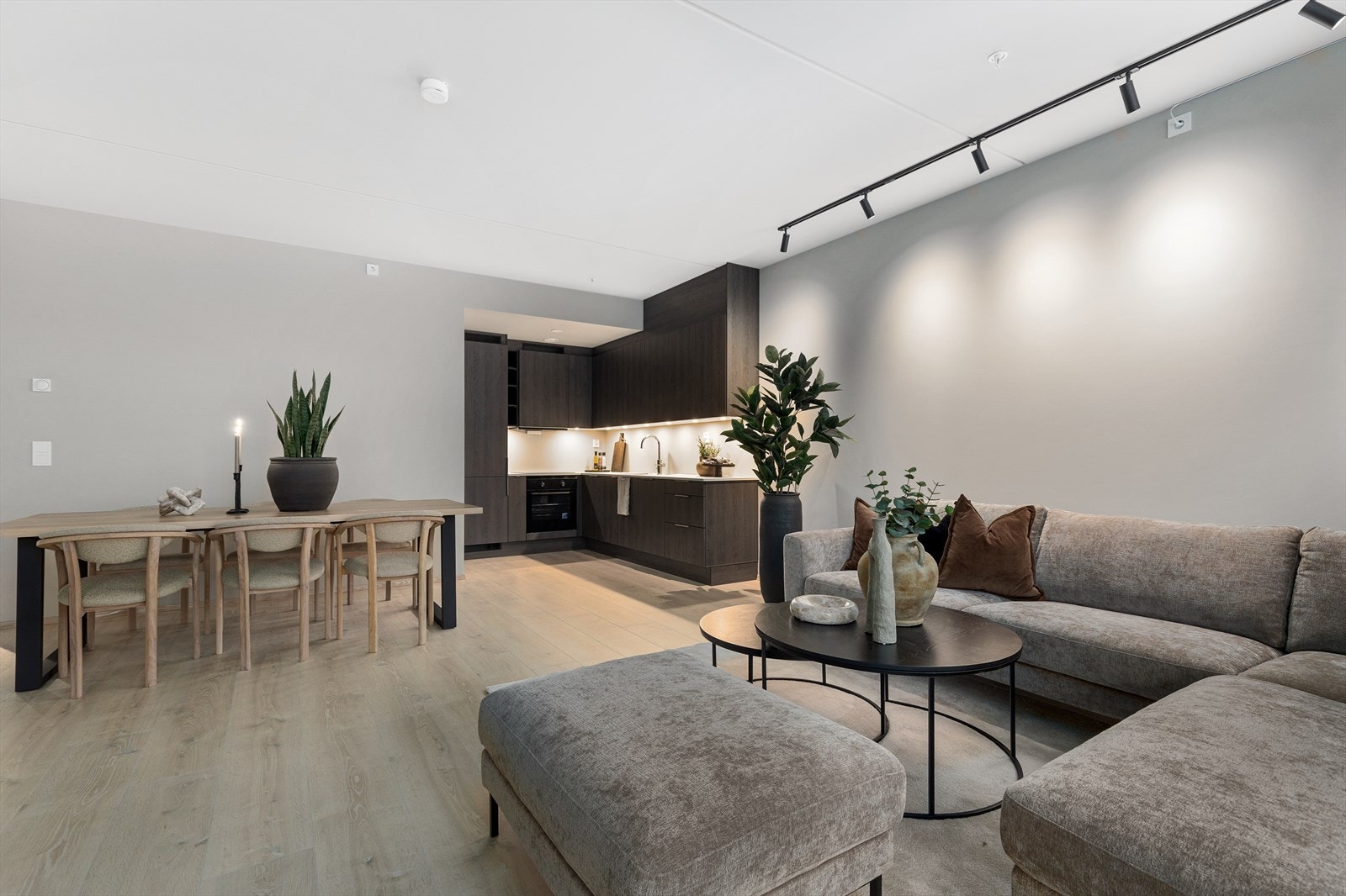 Leiligheten befinner seg i byggets femte etasje med flotte utsynsforhold Galleribilde