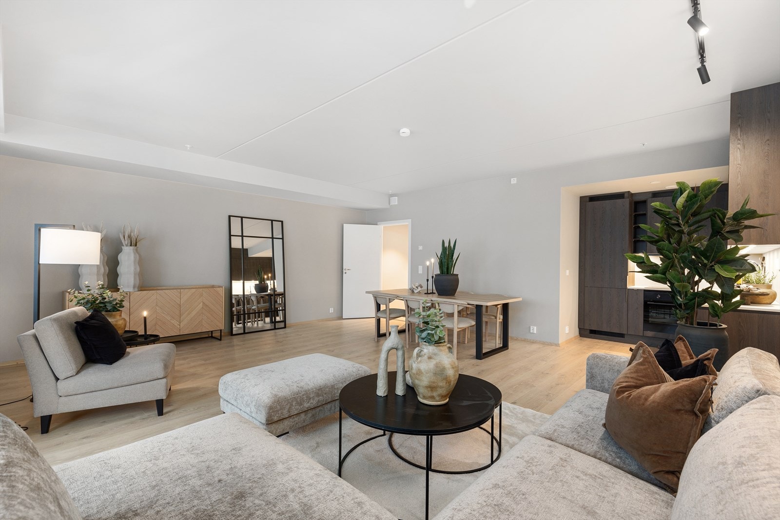 Leiligheten har en god takhøyde og moderne fargevalg på veggene Galleribilde