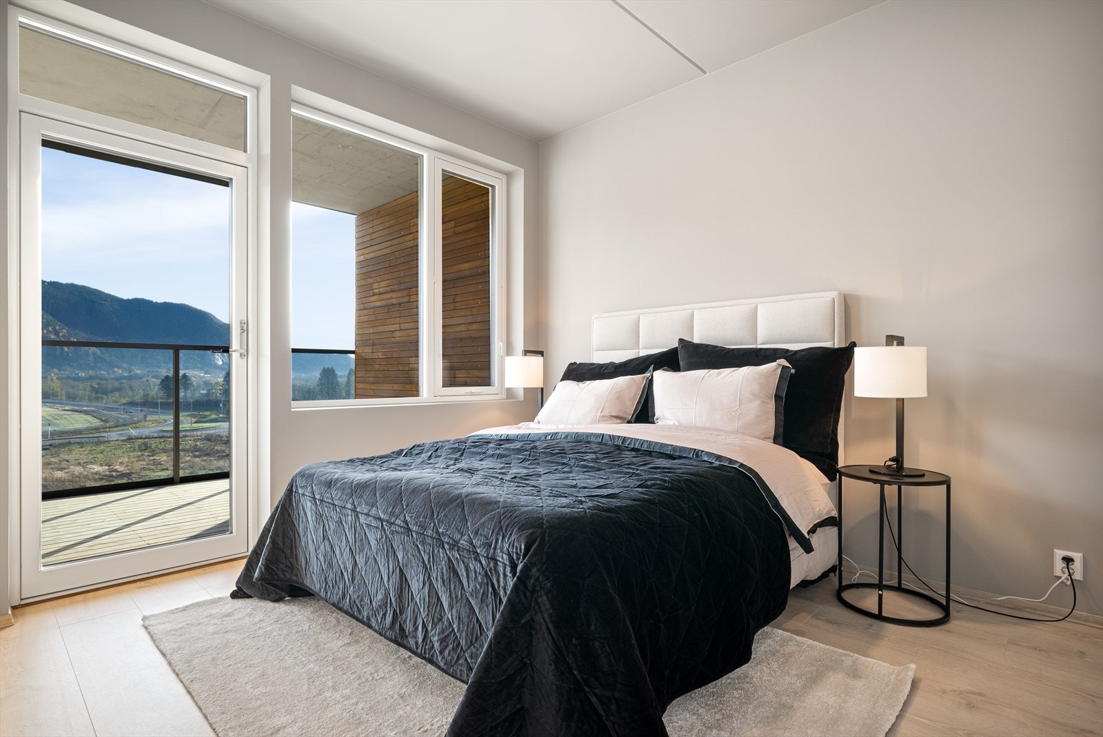 Fra soverommet er det utgang til den andre balkongen i leiligheten Galleribilde