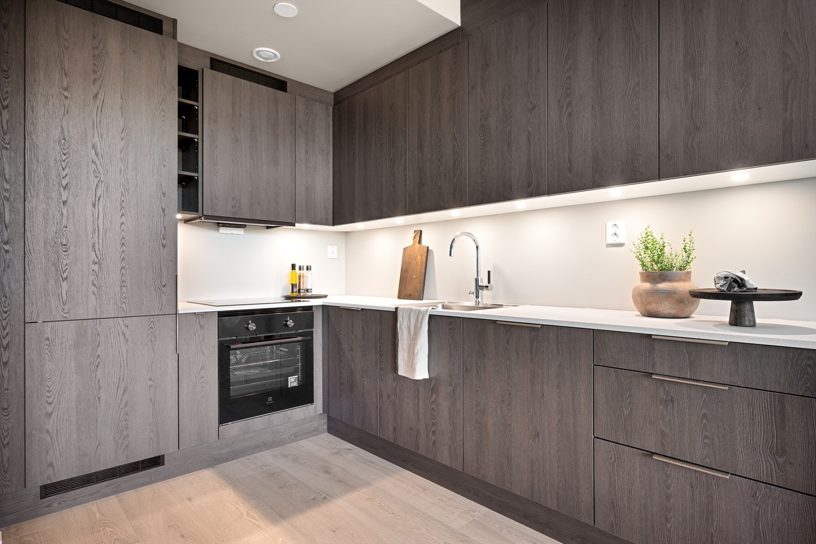 Moderne og oppgradert kjøkken fra HTH, rikelig med skap- og benkeplass Galleribilde