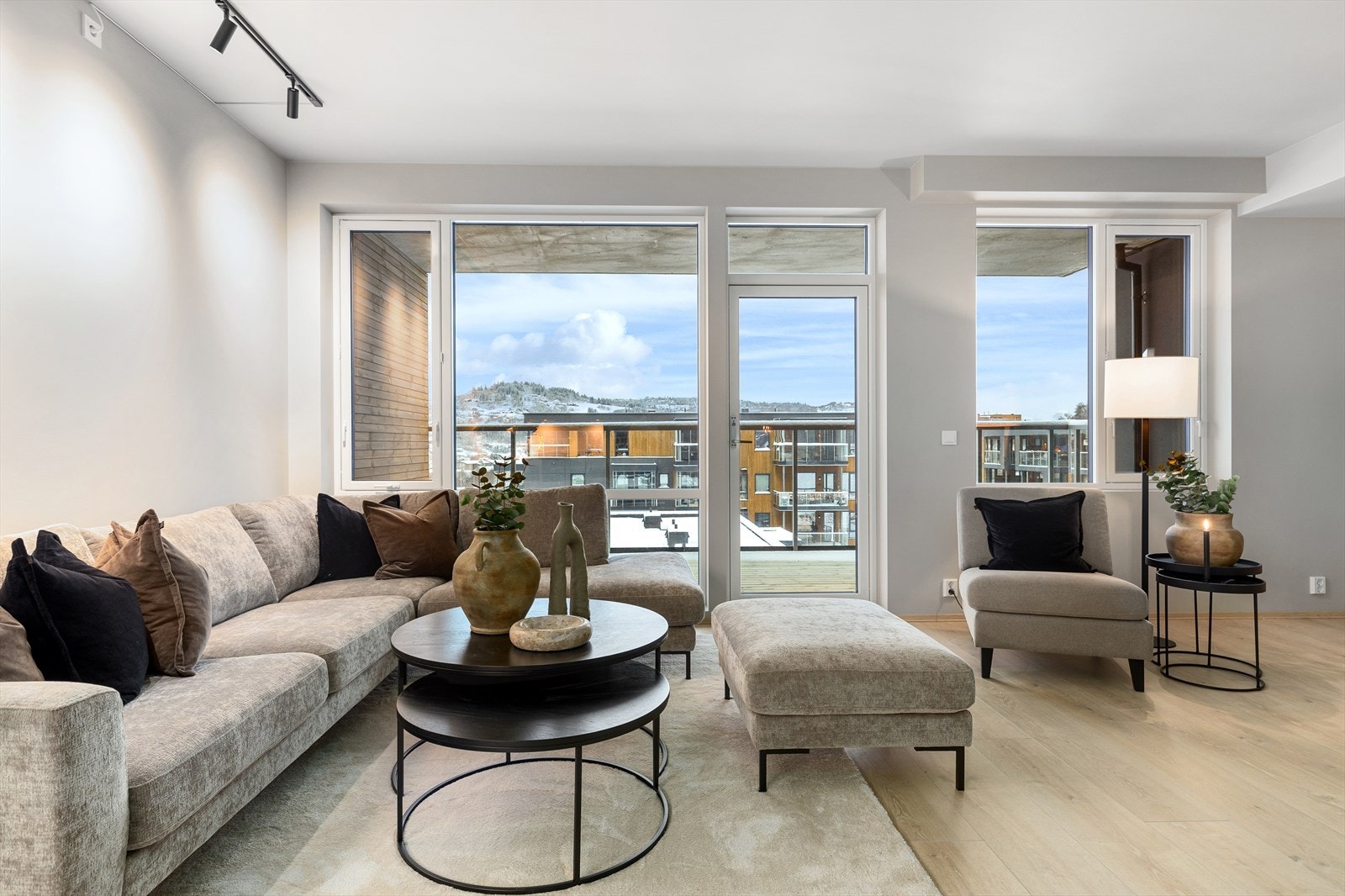 De gode vindusflatene sørger for en herlig atmosfære inne i leiligheten Galleribilde