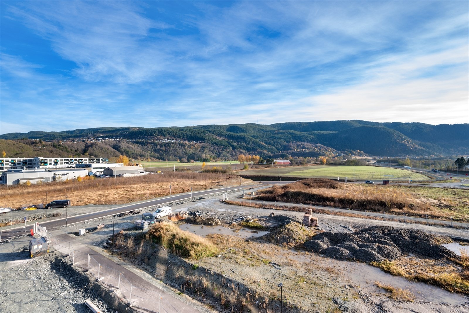 Fra balkongen mot sør kan man nyte morgensolen over Vassfjellet Galleribilde
