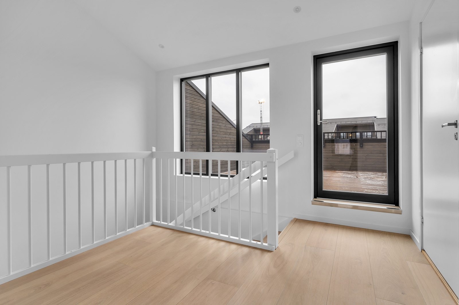 Foto fra Kongsgård Hageby 5 - Gang i 3. etg. med utg. takterrasse. Galleribilde