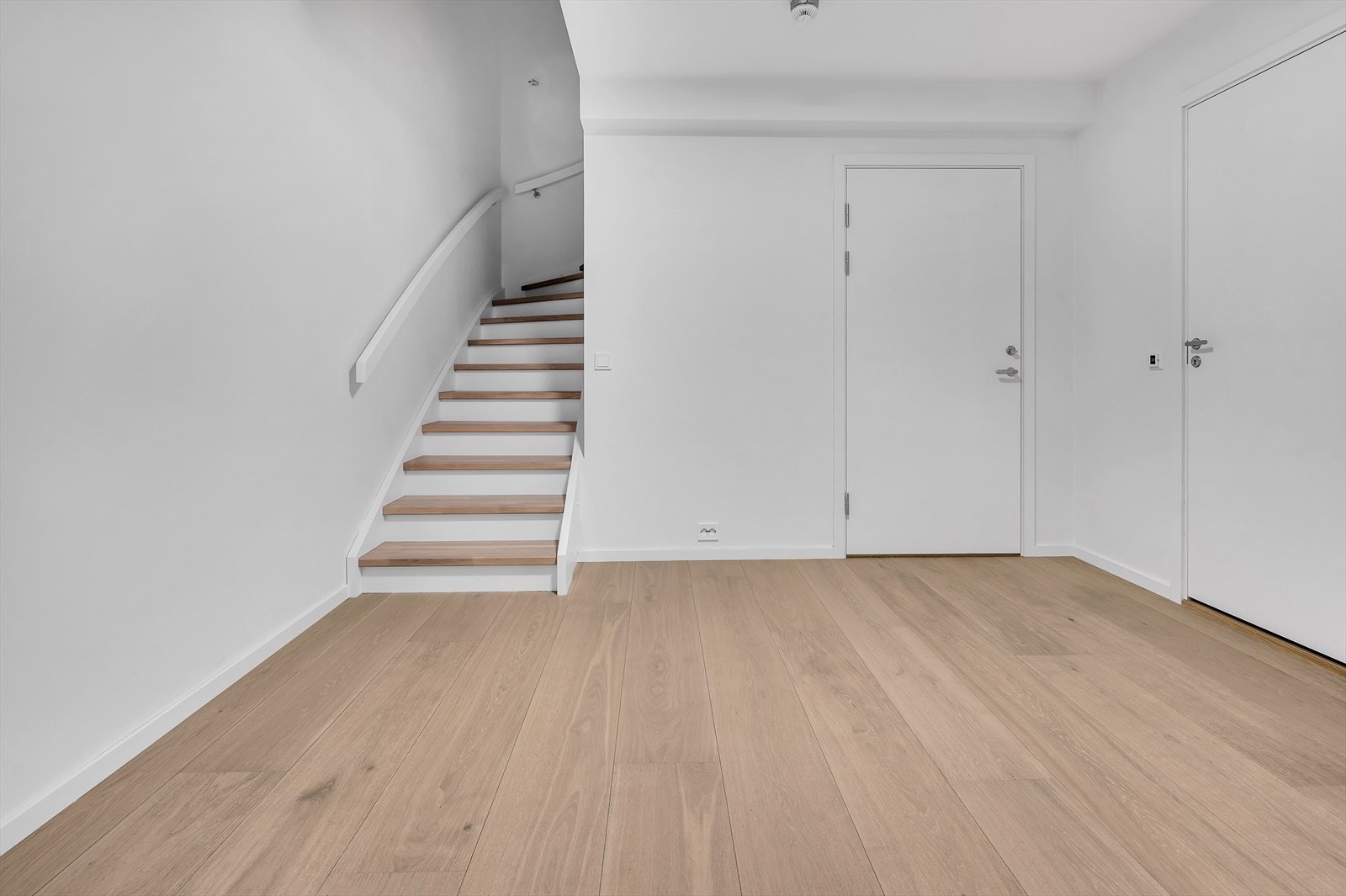 Foto fra Kongsgård Hageby 5 - Kjellerrom som hører til boligens hoveddel. Dør inn til praktikantdel. Galleribilde