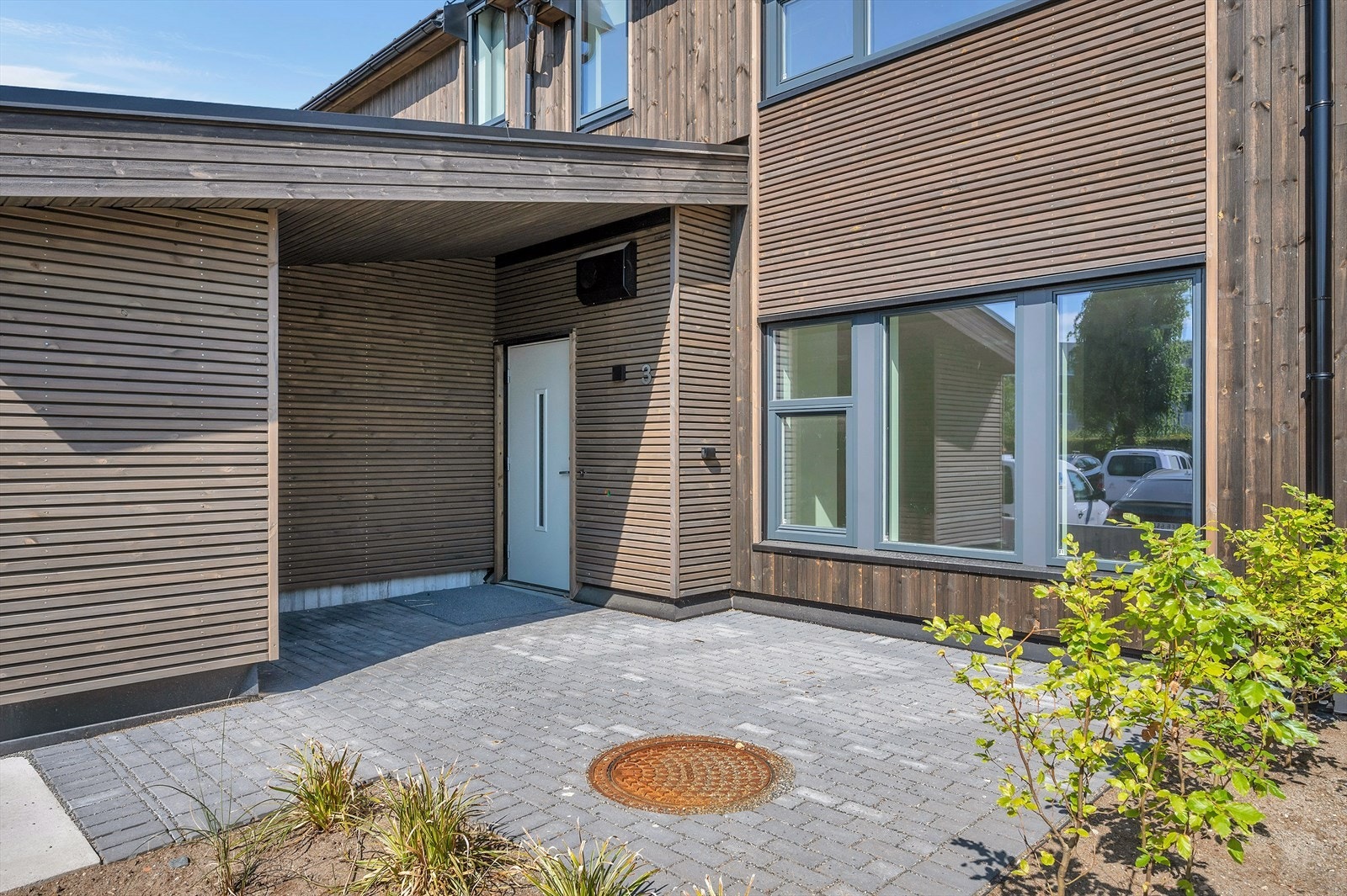 Utvendig bod ved inngangsparti Galleribilde