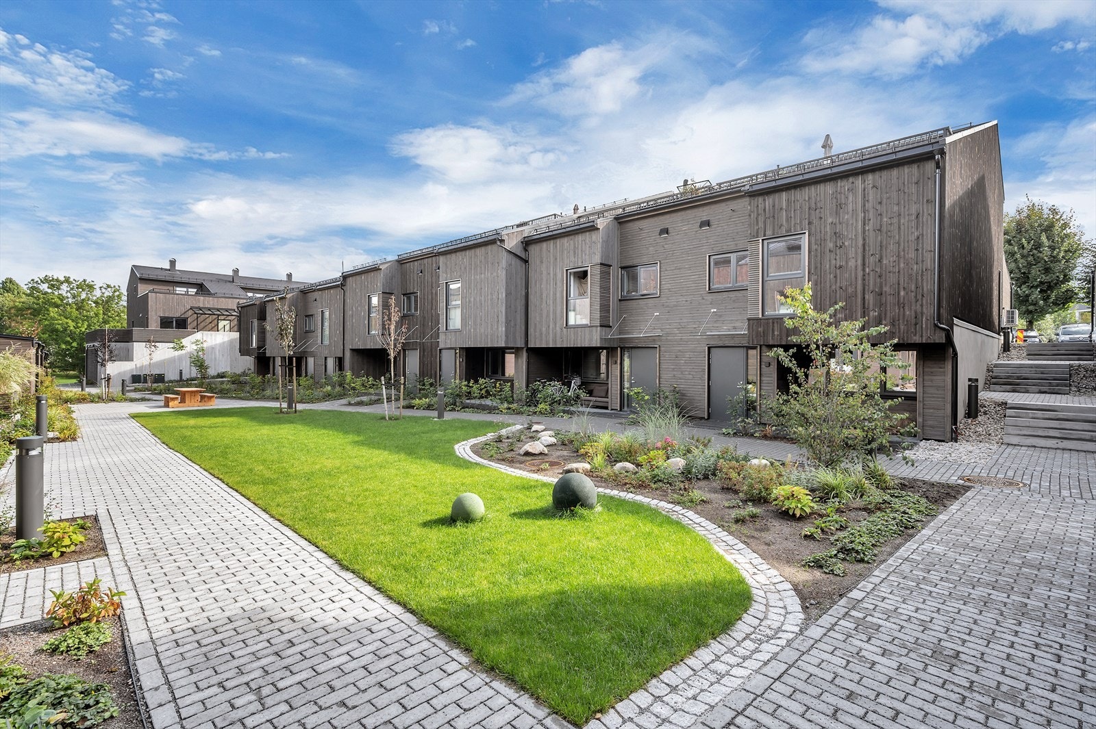 Fellesarealene er pent opparbeidet med beplantning og gangveier Galleribilde