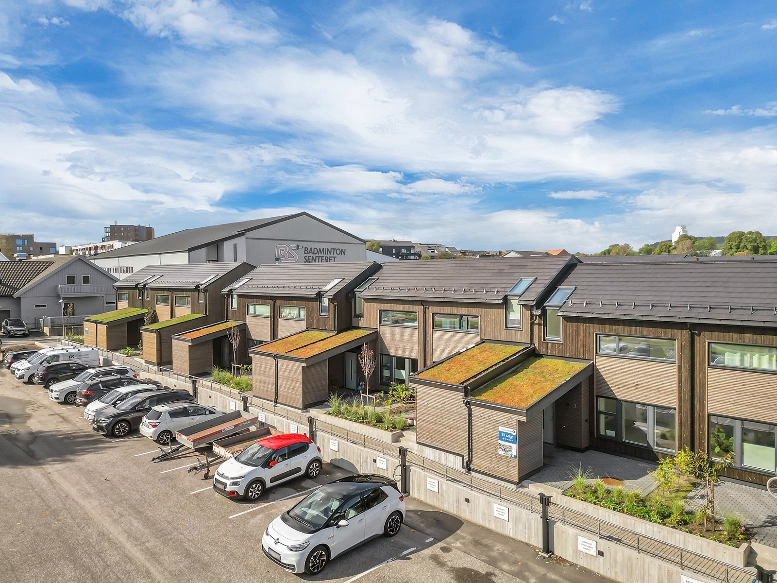 Bolig nr 1-10 mot parkeringsareal. Egen parkeringsplass i gate medfølger Galleribilde