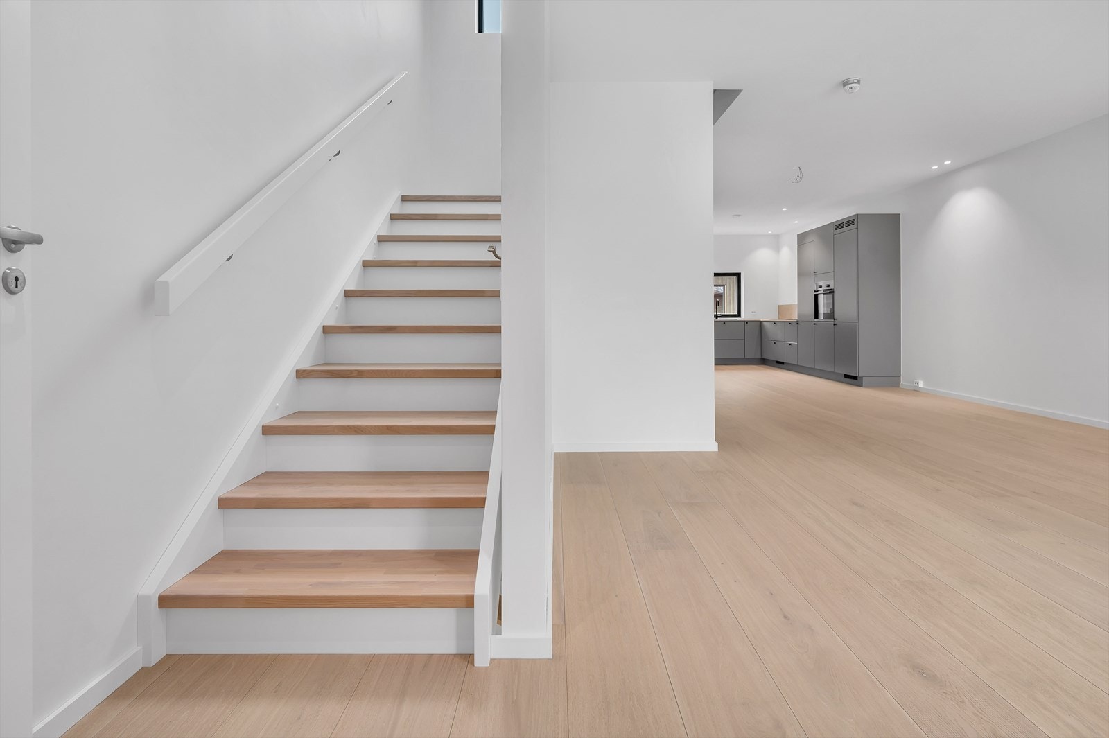 Foto fra Kongsgård Hageby 5 - Trapp med trinn i eikutførelse med malte vanger. Galleribilde