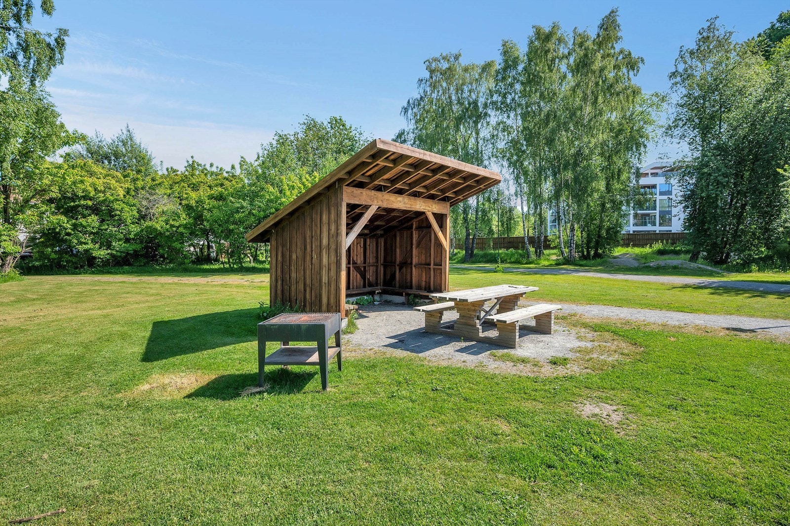 Samlingssted i parken like ved Galleribilde