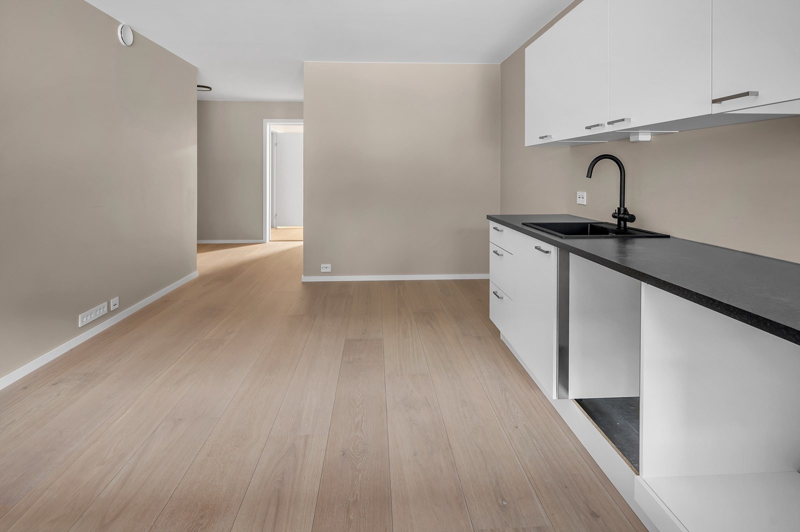 Foto fra Kongsgård Hageby 5 - 1-stavs eikeparkett og lun, god farge på vegger. Listfritt. Galleribilde