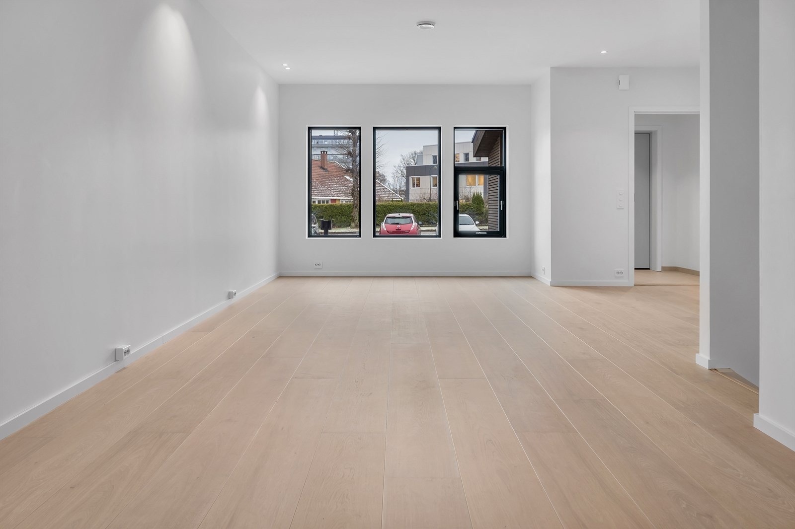 Foto fra Kongsgård Hageby 5 - Sparklet og malt gips. Lekkert og moderne med listefritt og sorte vinduskarmer. Galleribilde