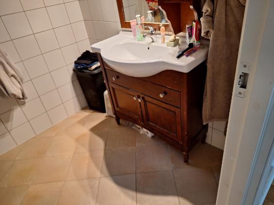 Bad med dusjhjørne og varmekabler i gulv Galleribilde