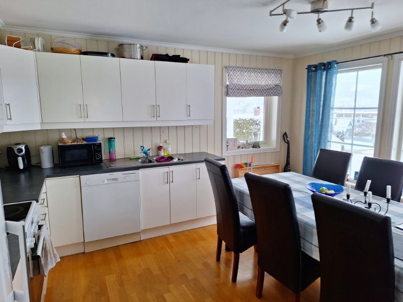 Kjøkken med hvitevarer, åpen løsning fra stue Galleribilde