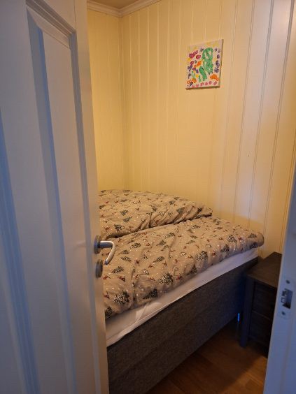 Lite soverom, plass til seng 1,50 Galleribilde