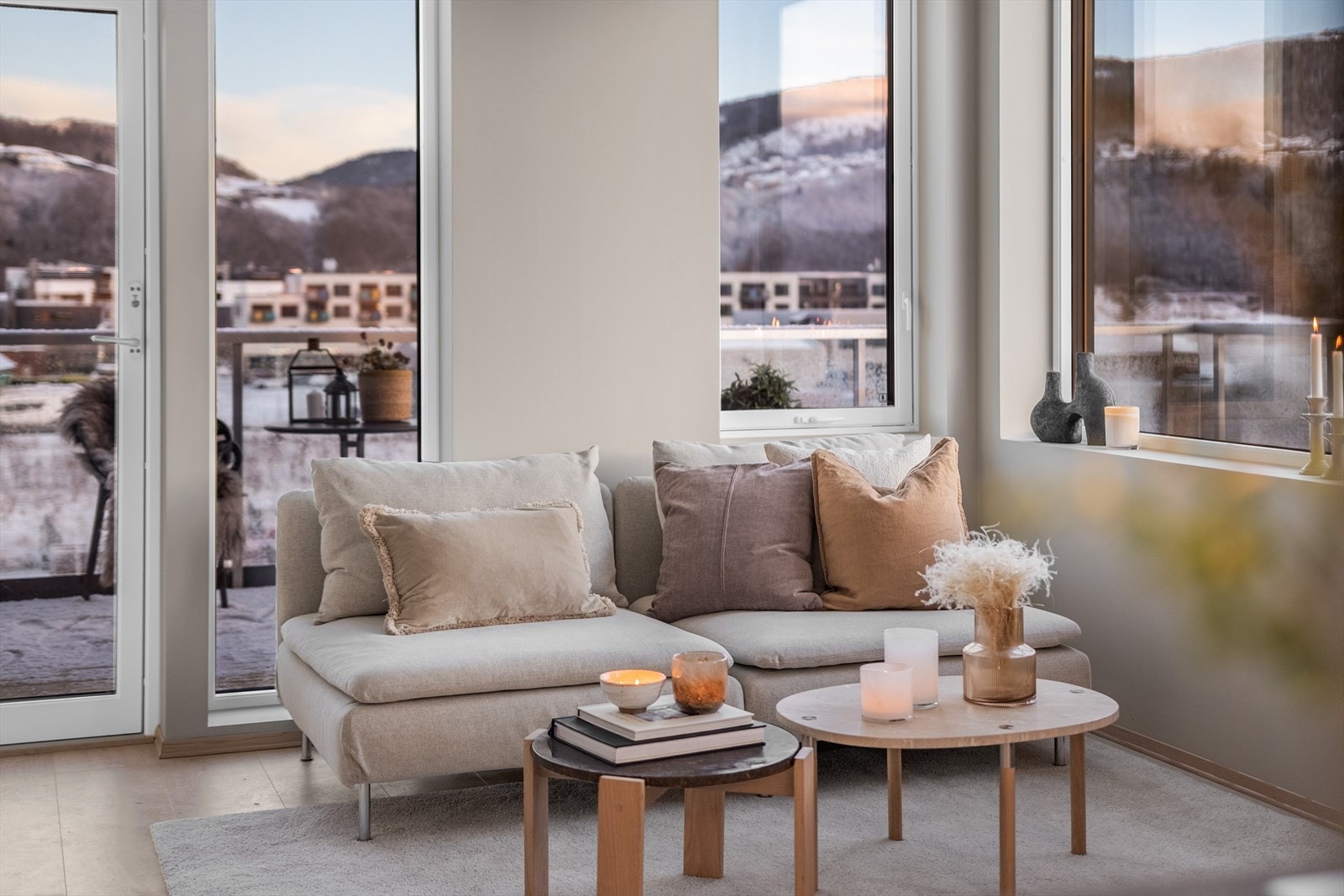 De gode vindusflatene sørger for rikelig med naturlig lys inne i leiligheten Galleribilde