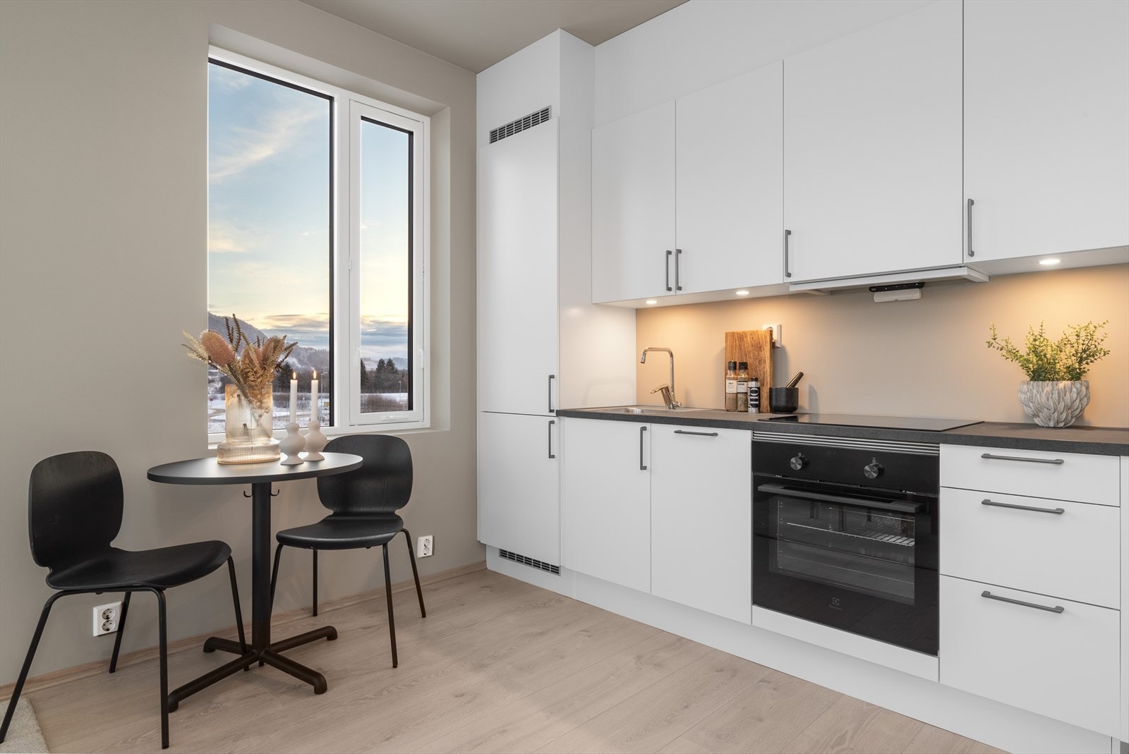 Flott og innholdsrikt kjøkken med integrerte hvitevarer fra HTH Galleribilde