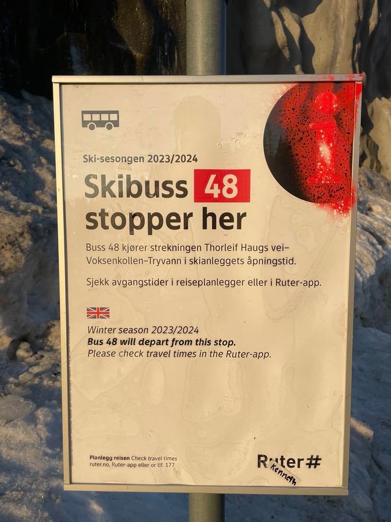 Hvis man ikke vil gå stopper bussen til Tryvann ett min gange fra døren. Bussen tar noen få minutter Galleribilde