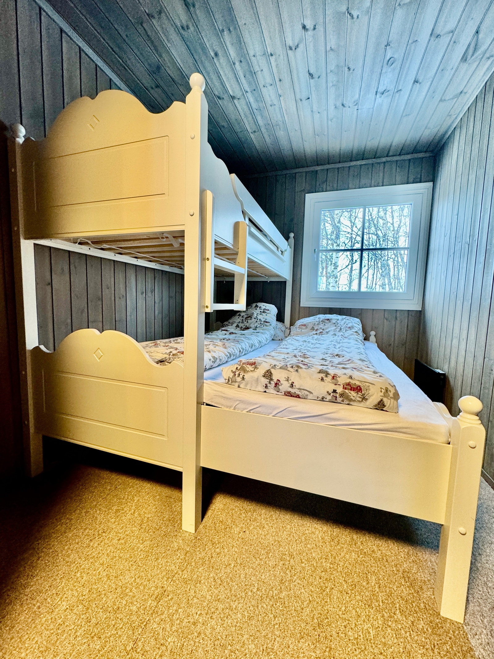 Soverom med familiekøye Galleribilde