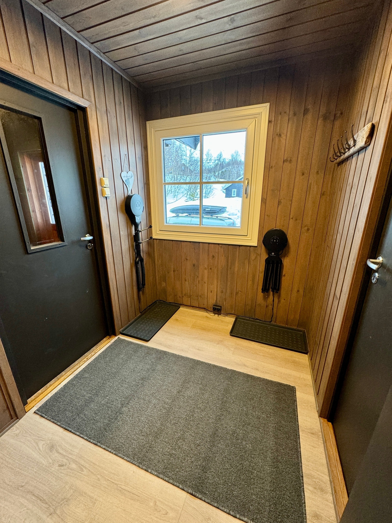 Gang med sko og hansketørker Galleribilde