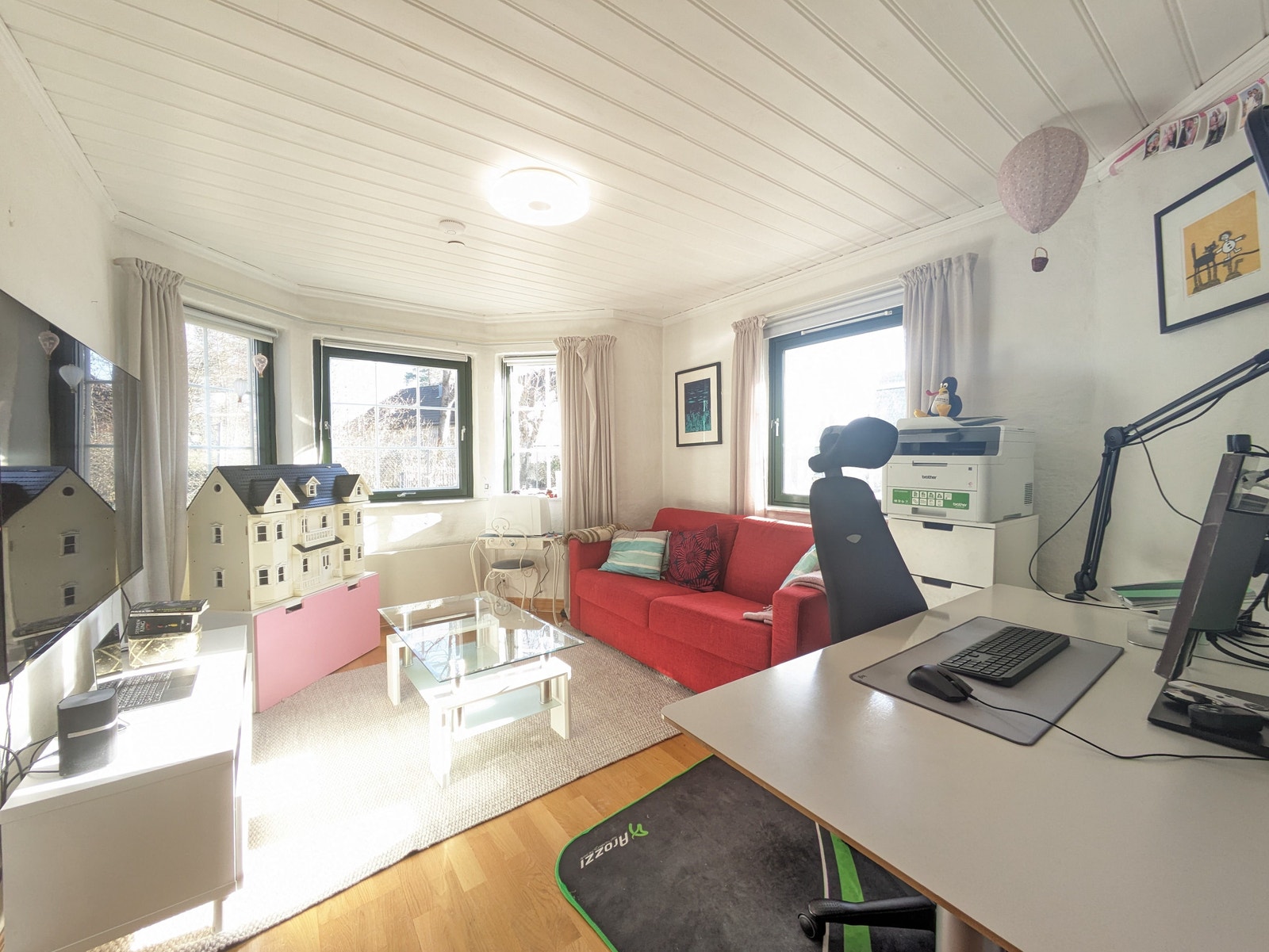 Soverom 1, U. etasje. Dette rommet har også TV og kontorplass. Galleribilde