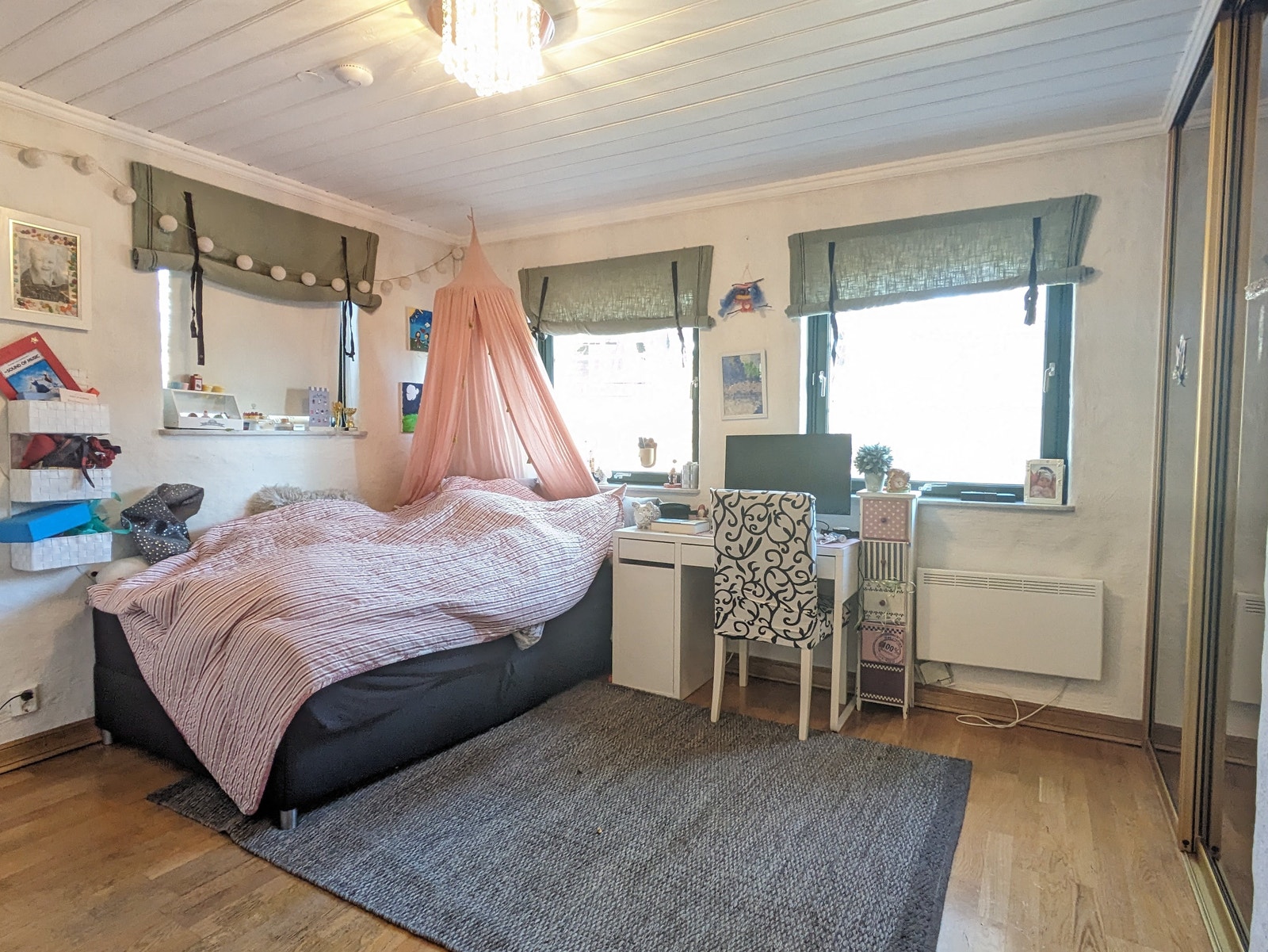 Soverom 2, U. etasje. Liten kontorpult med Samsung Smart Monitor Galleribilde