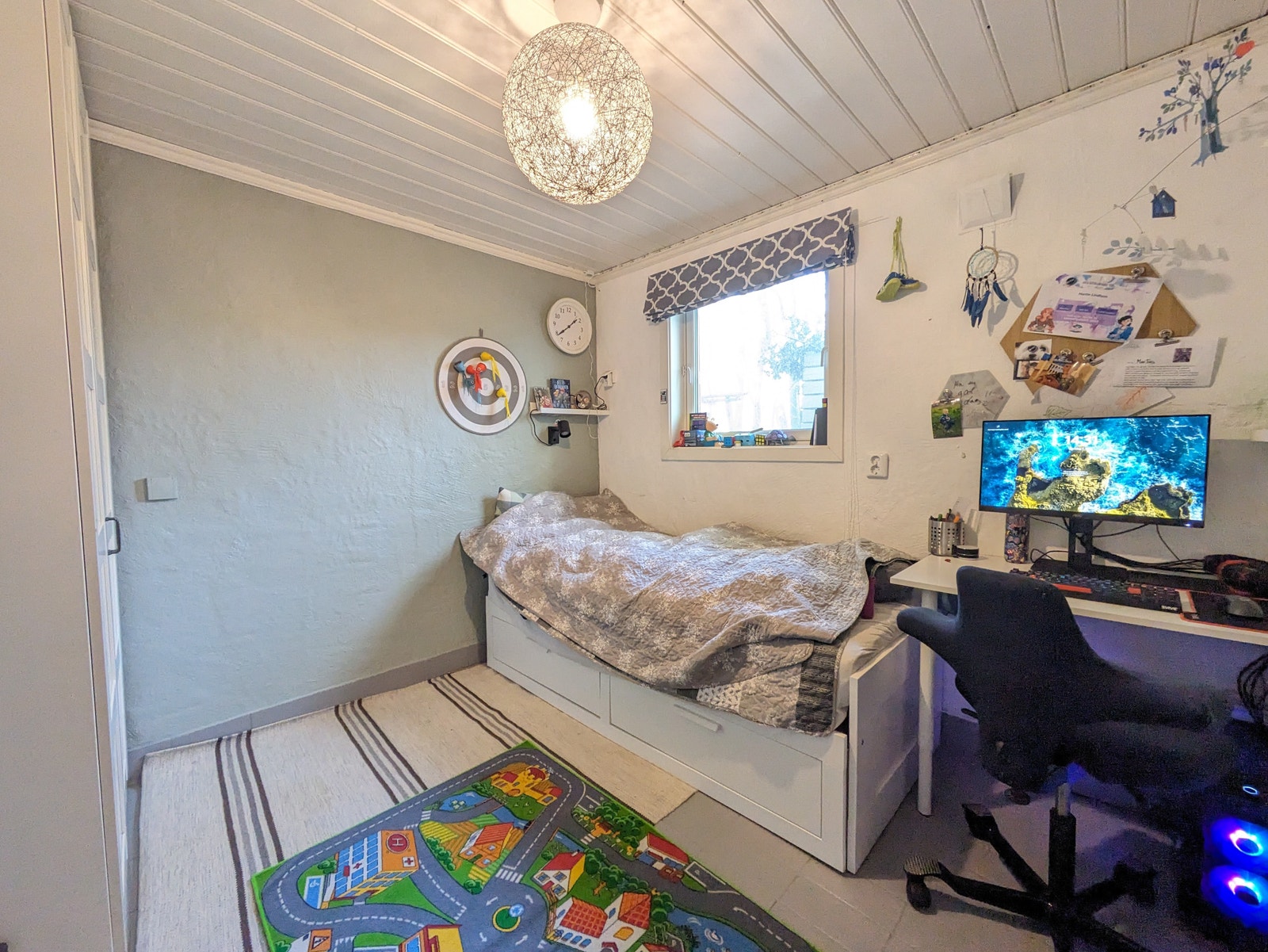 Soverom 3, U. etasje. Liten kontorpult med PC-monitor Galleribilde